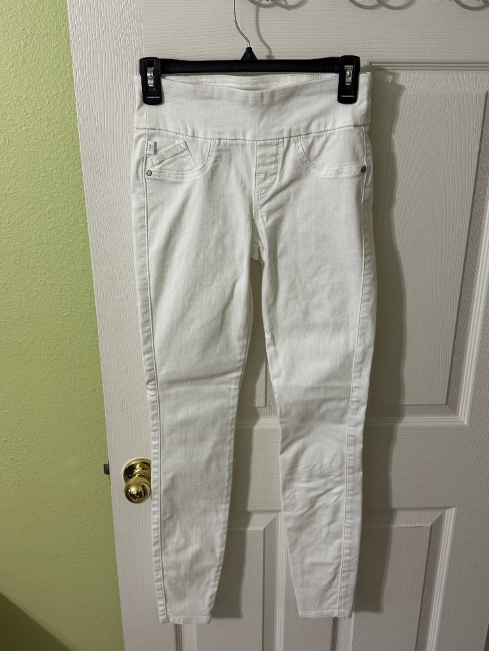 Rock & Republic White DenimR Slimming Pull On Jeans